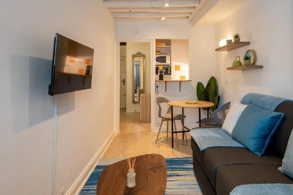 Apartment Near The Louvre, Amazing Location On The Most Prestigious Street *