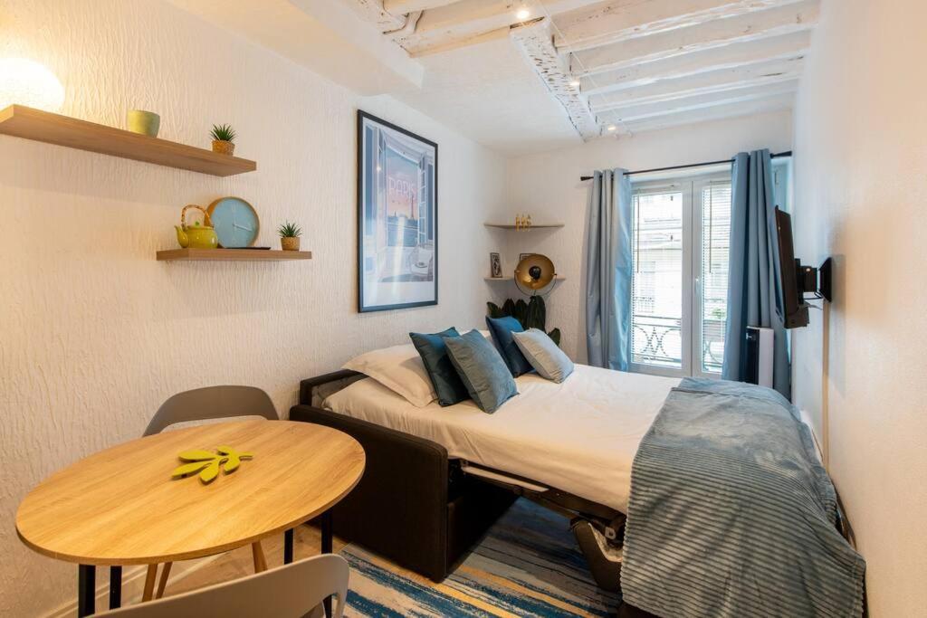 Near The Louvre, Amazing Location On The Most Prestigious Street Apartment Paris