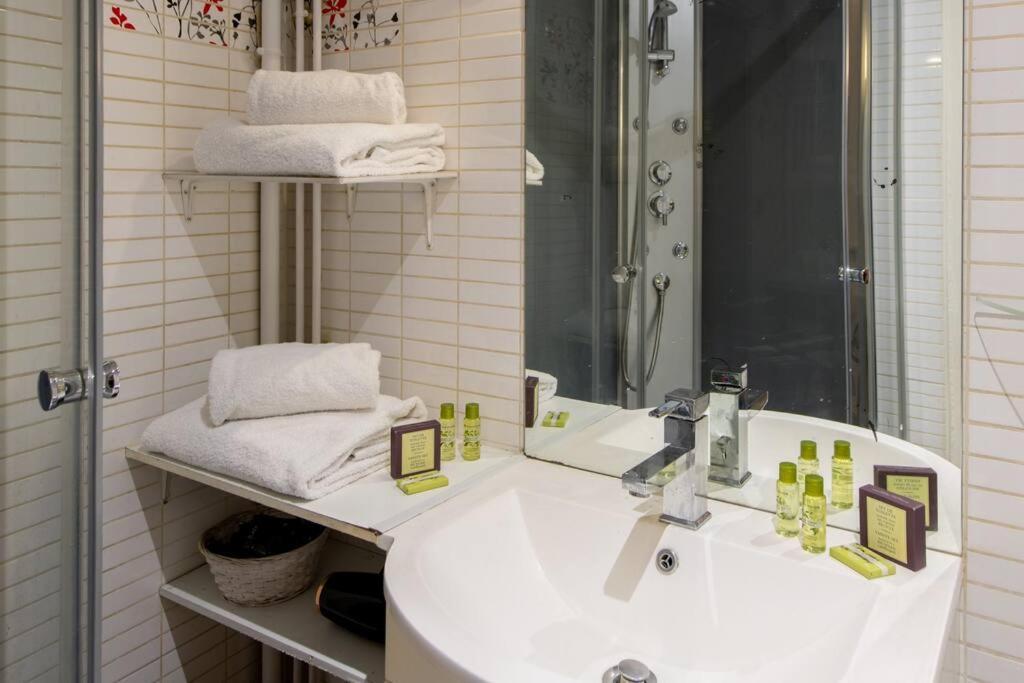 Near The Louvre, Amazing Location On The Most Prestigious Street * Paris